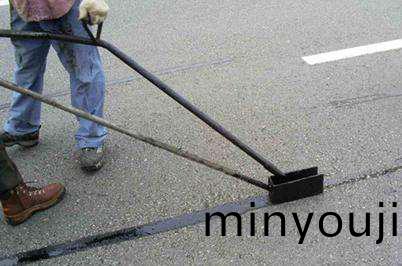 爲長(zhang)垣某客戶做的(de)道路灌(guan)縫膠