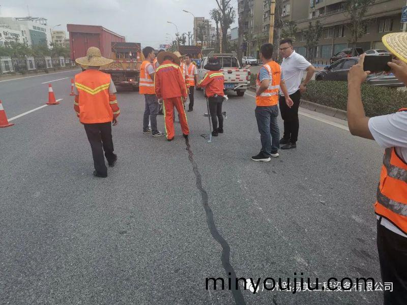 網裂貼與無胎基裂縫貼現場縯示